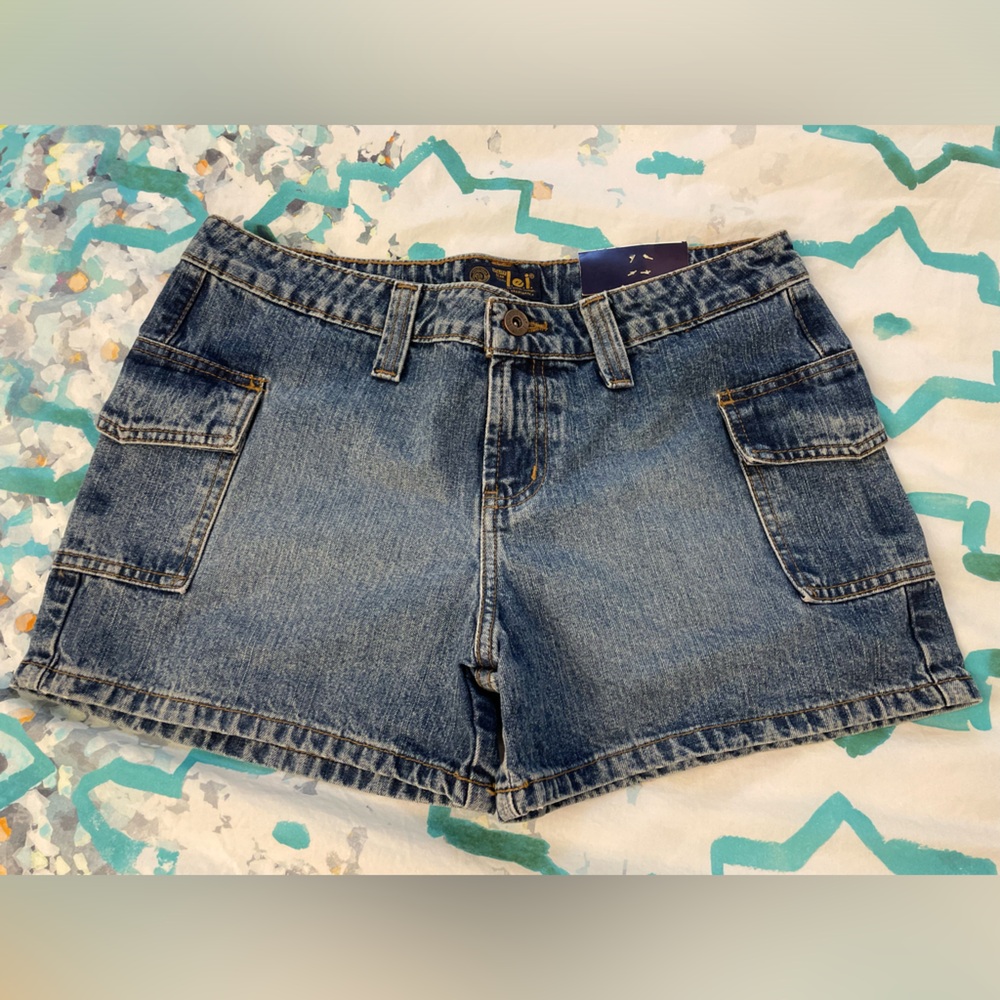 NWT LEI Women's Blue Denim Shorts size 9 two pockets 31” waist